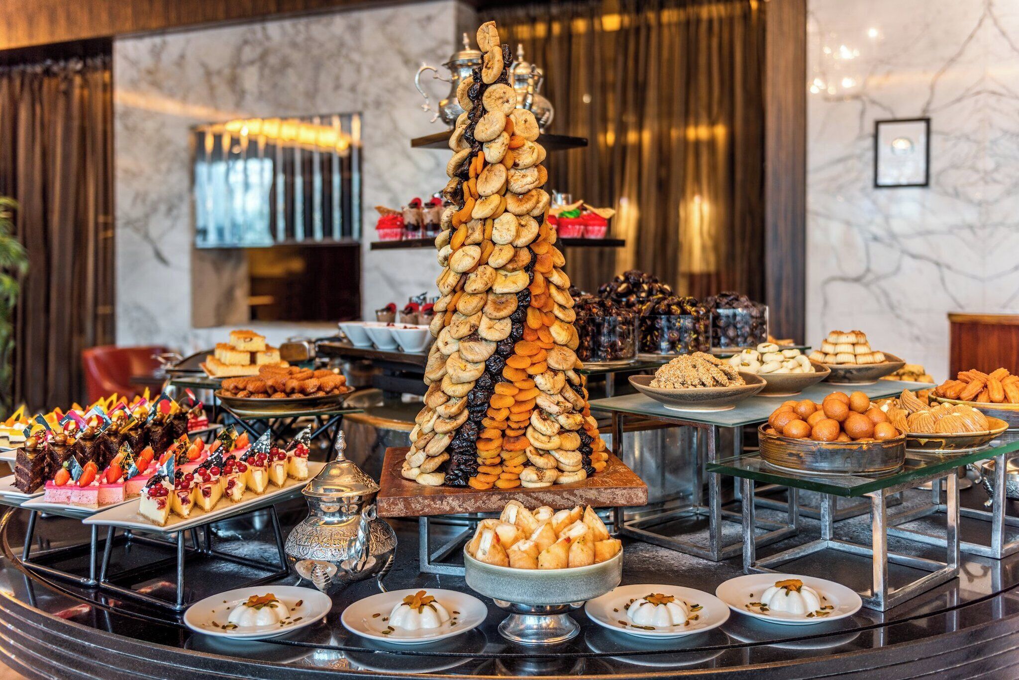 3 restaurants, breakfast, lunch, dinner served; international cuisine 