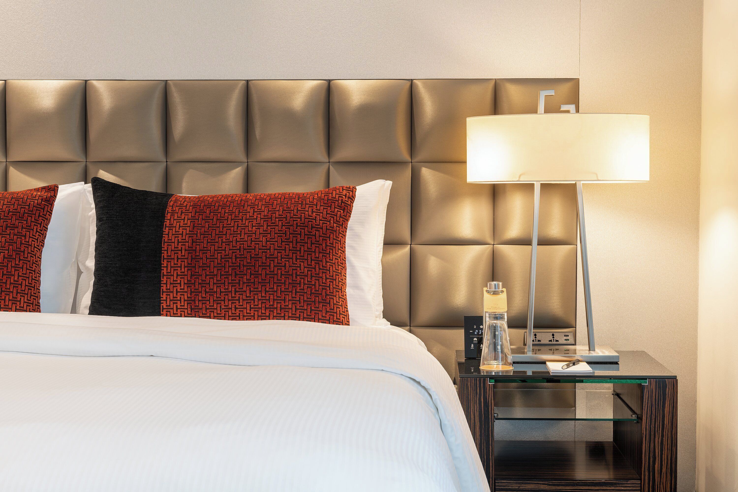 고급 침구, 미니바, 객실 내 금고, 각각 다른 스타일의 인테리어