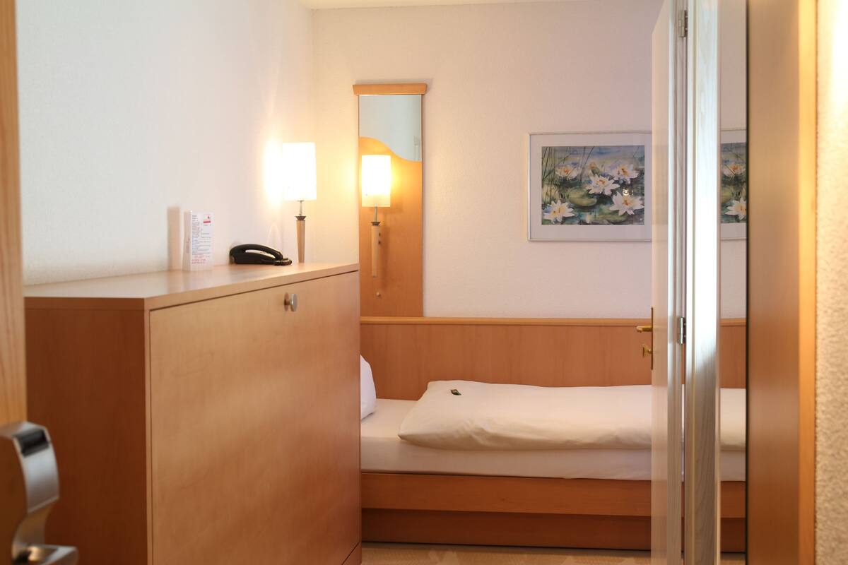 Kamar Single Ekonomi | Minibar, brankas, kedap suara, dan Wi-Fi gratis