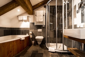 Articles de toilette gratuits, sèche-cheveux, peignoirs, chaussons