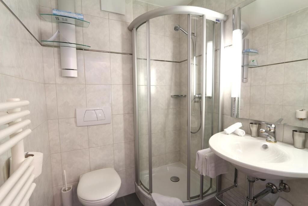 classic double room | bathroom | free toiletries, hair dryer, bathrobes, slippers