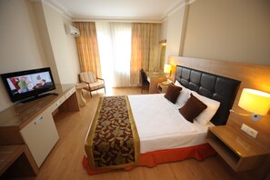 Rom – standard, 1 dobbeltseng eller 2 enkeltsenger | Safe på rommet, skrivebord for bærbar PC, wi-fi (inkludert) og sengetøy