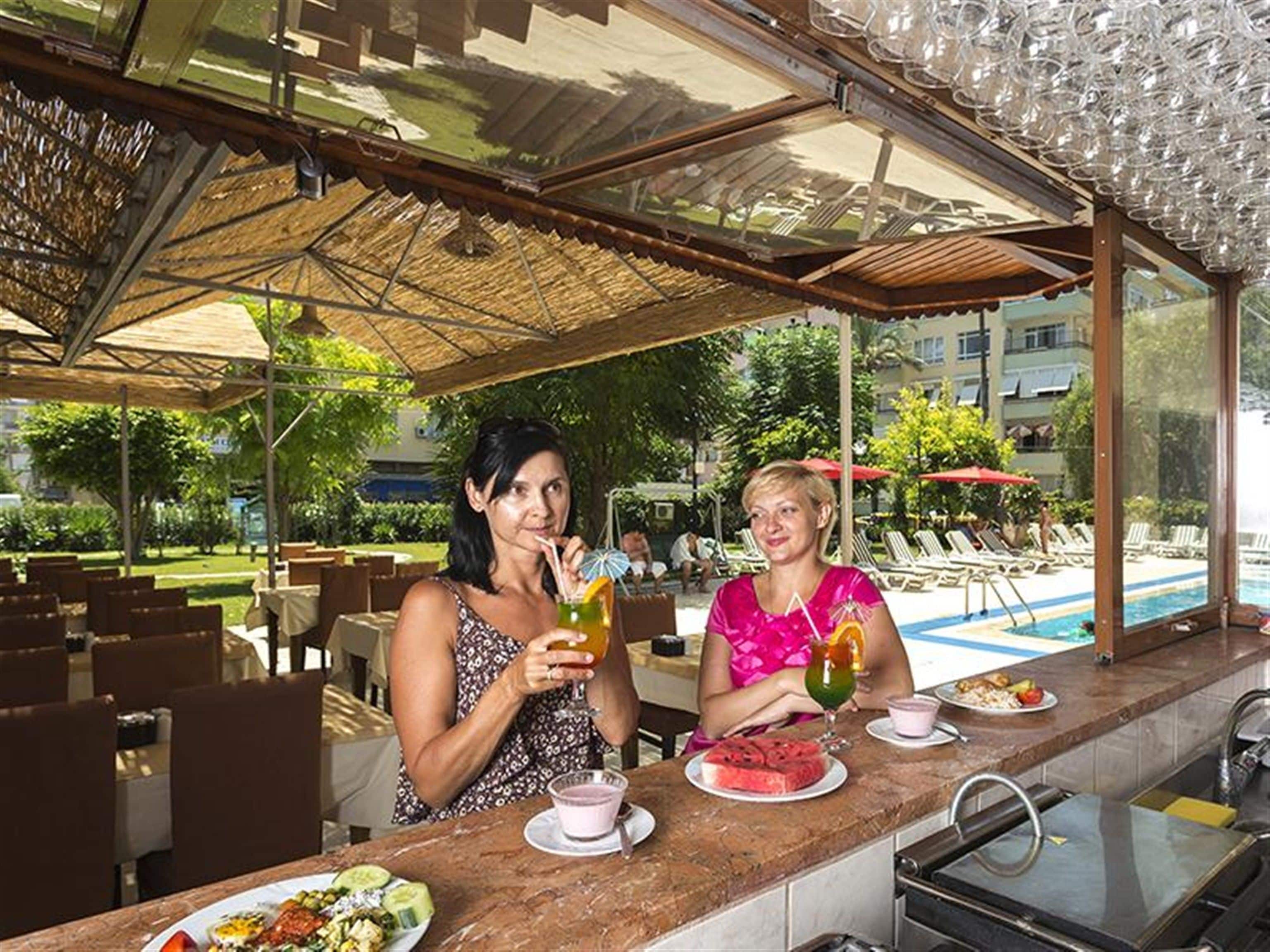 Bar en bord de piscine