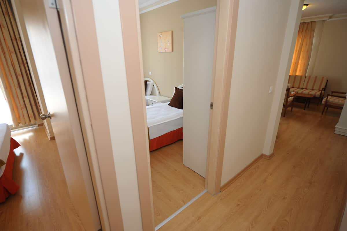 Une chambre à coucher avec un lit, une chaise et une petite table.