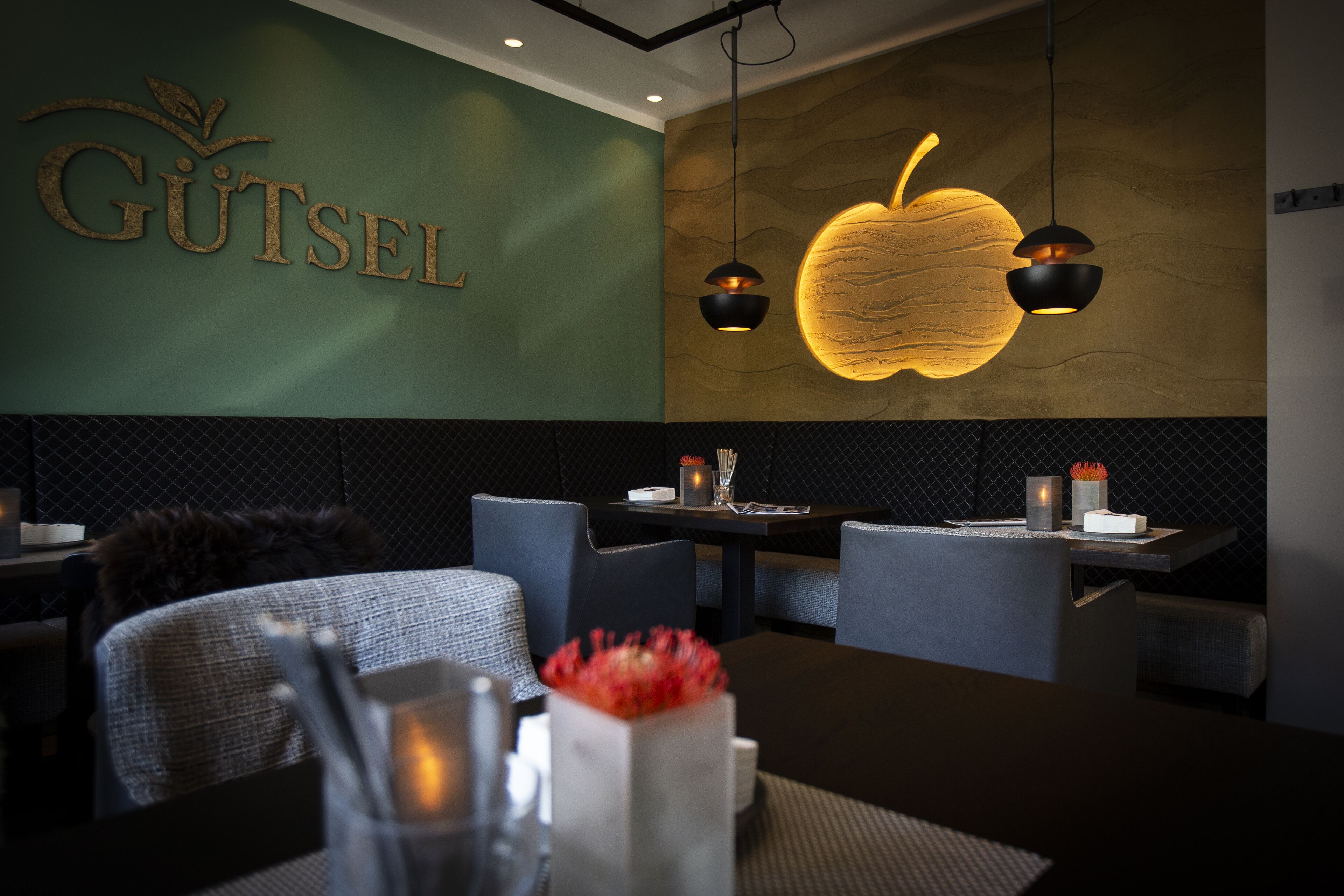 Lunch and dinner served, international cuisine