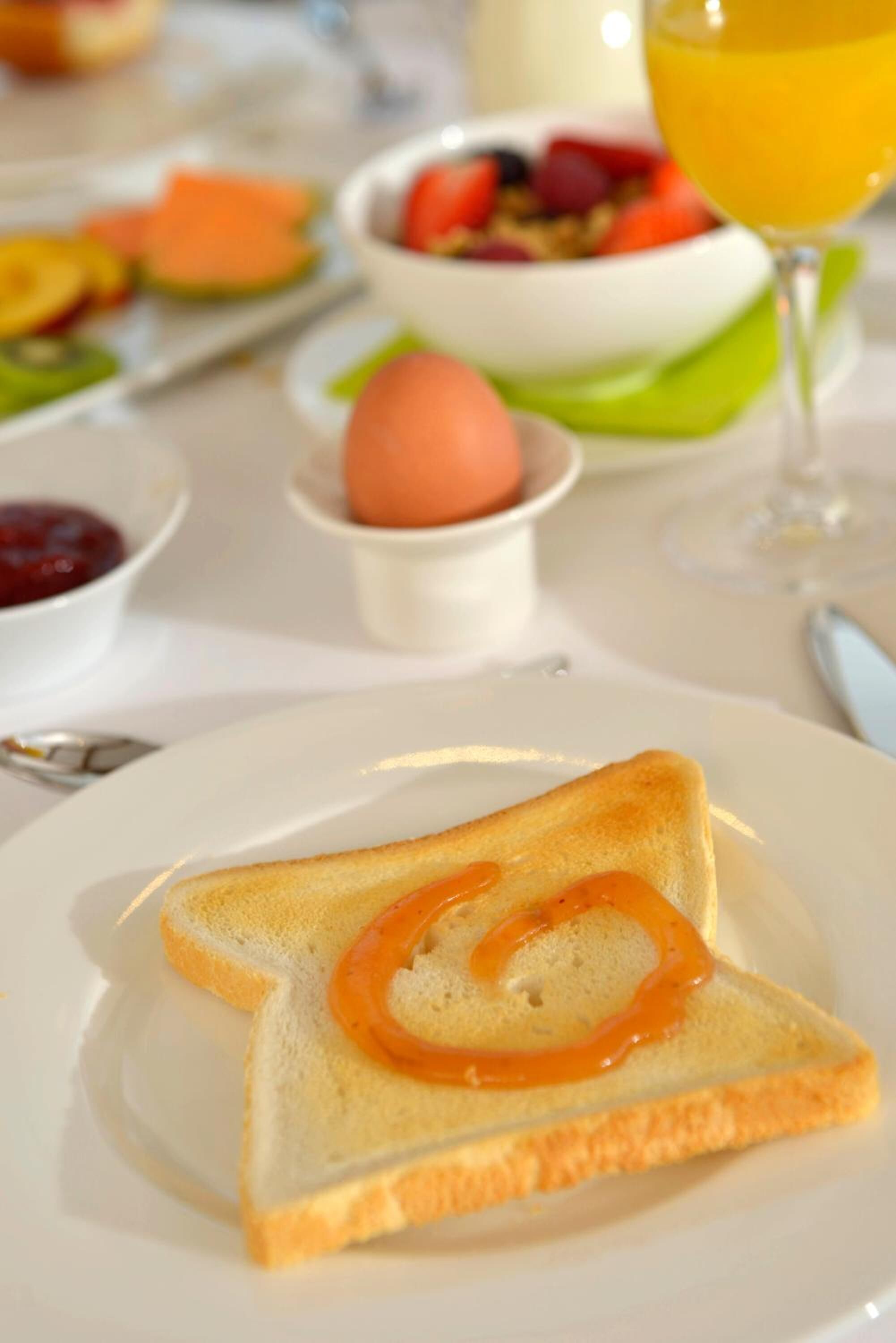 lunch and dinner served, international cuisine