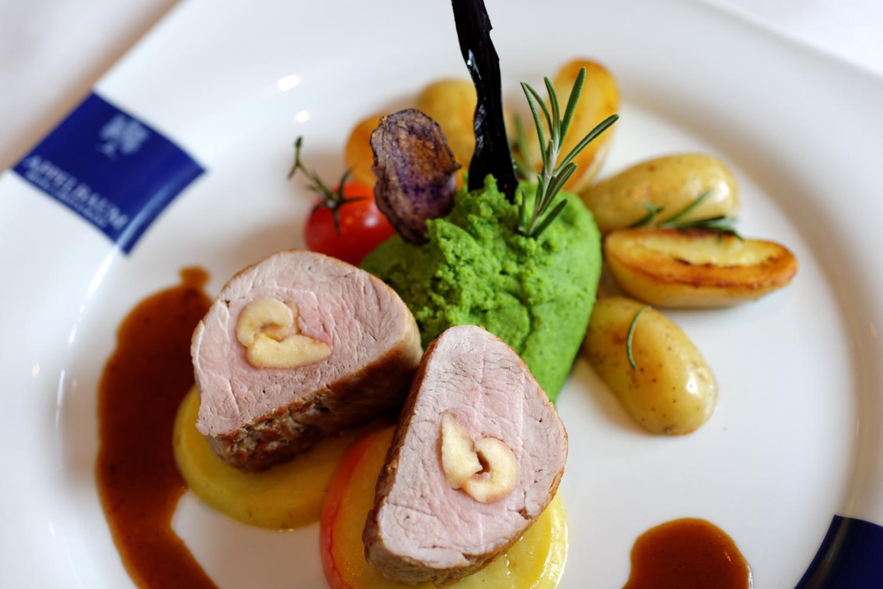 lunch and dinner served, international cuisine