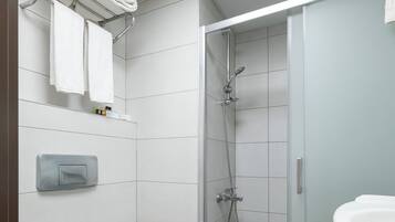Bañera profunda, cabezal de ducha tipo lluvia