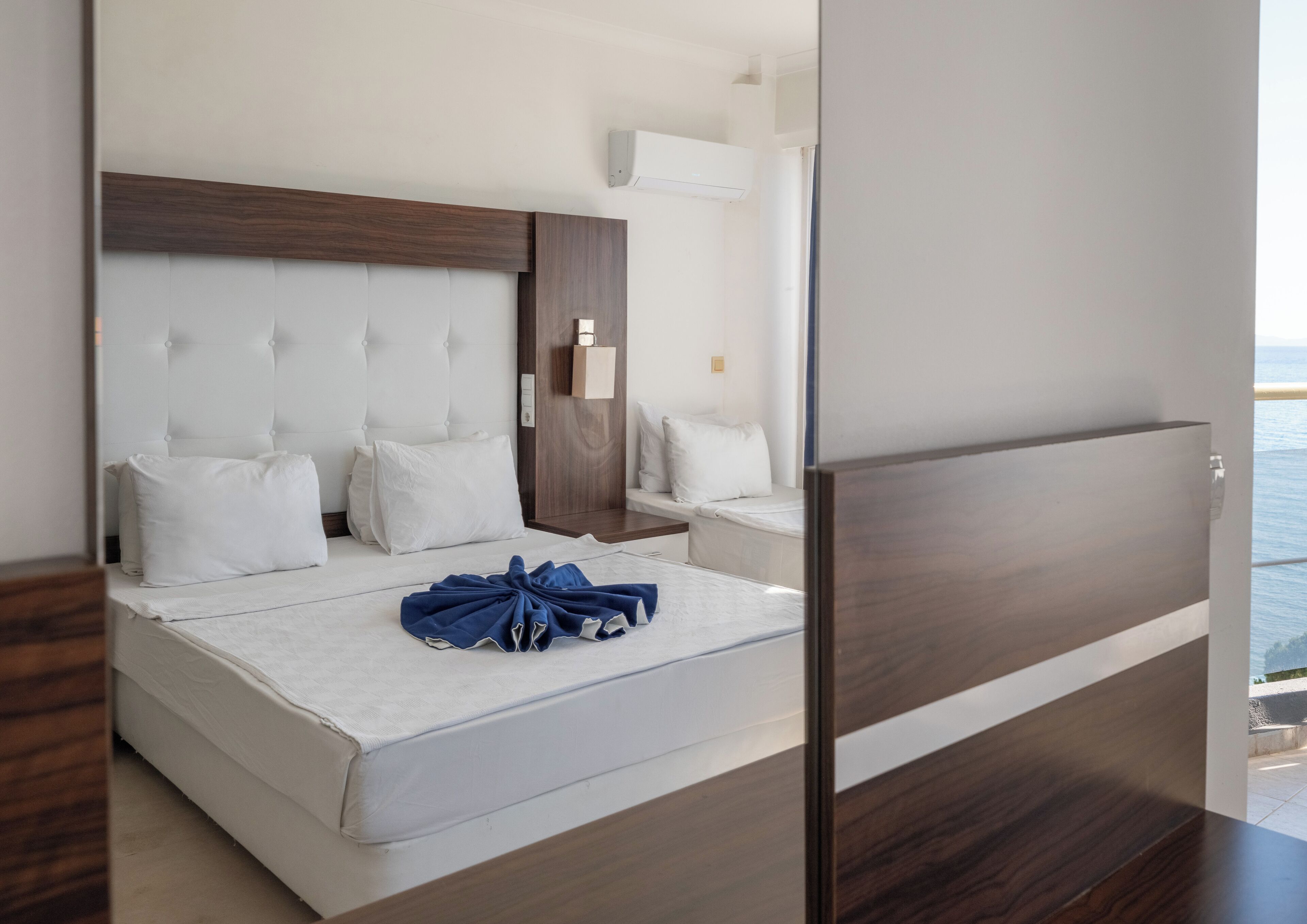 Standard Room with Sea View | Minibar, in-room safe, individually decorated, soundproofing