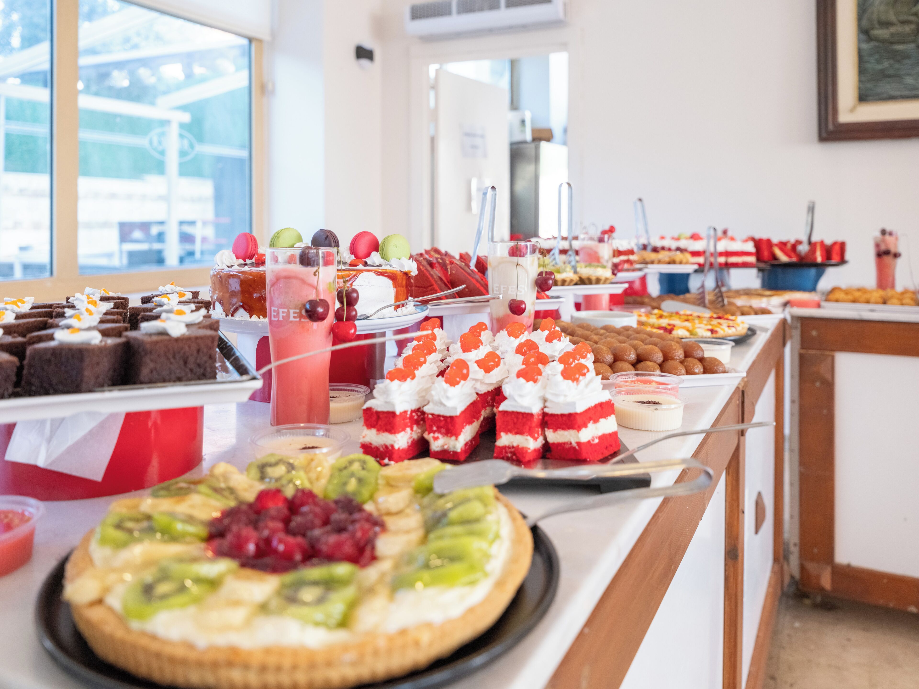 Frukost, lunch och middag serveras