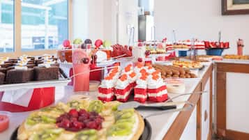 Frukost, lunch och middag serveras