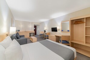 羽絨被、書桌、遮光布/窗簾、熨斗/熨衣板