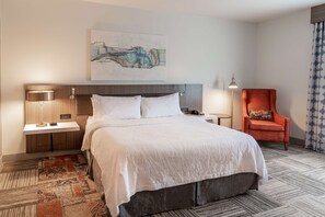 Tallelokero huoneessa, työpöytä, pimennysverhot, silitysrauta/-lauta