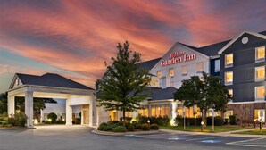 A Hilton Garden Inn with a covered entrance, a parking lot, and a clear sky. - Hilton Garden Inn North Little Rock (North Little Rock)