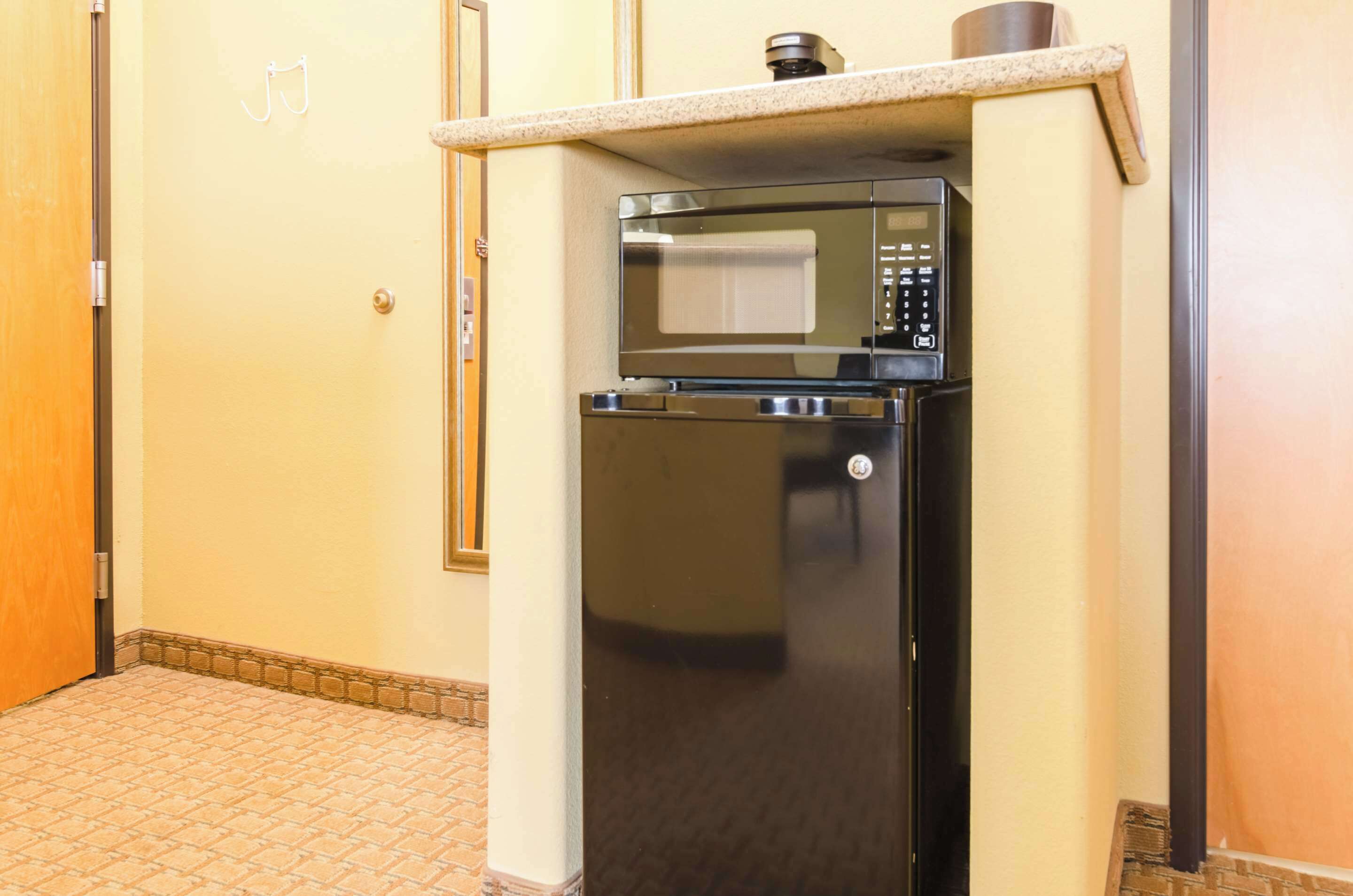 suite, multiple beds, accessible, non smoking | pillow-top beds, desk, iron/ironing board, rollaway beds