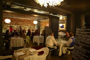 6 restaurantes; se sirven comidas