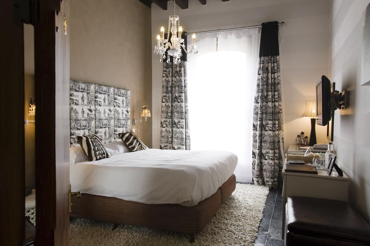 1 bedroom, premium bedding, minibar, in-room safe
