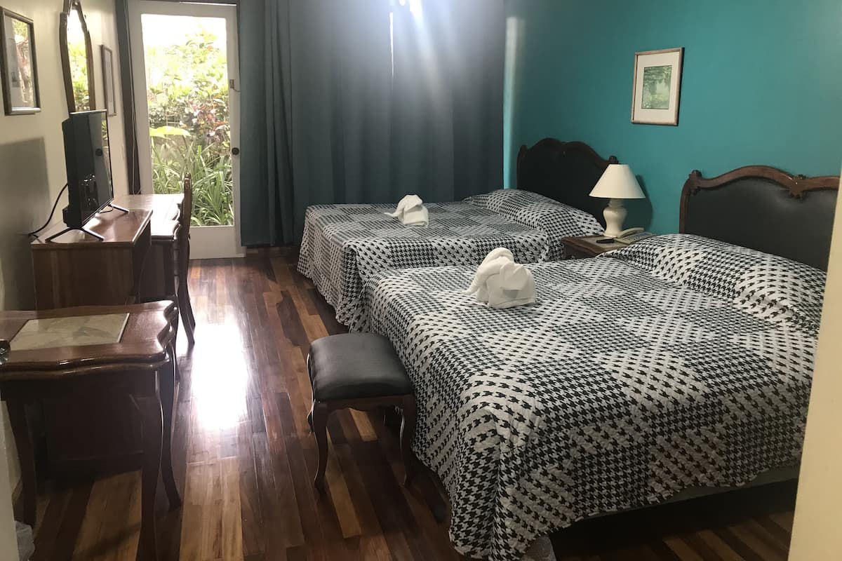 Superior-enkeltværelse - 2 queensize-senge - terrasse - udsigt til have | 1 soveværelse, premium-sengetøj, dundyner, pengeskab på værelset