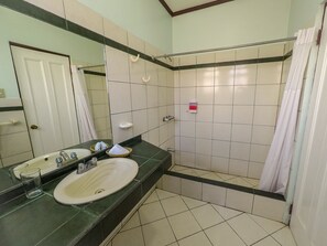 Shower, free toiletries, towels - Hotel Le Bergerac (San José)