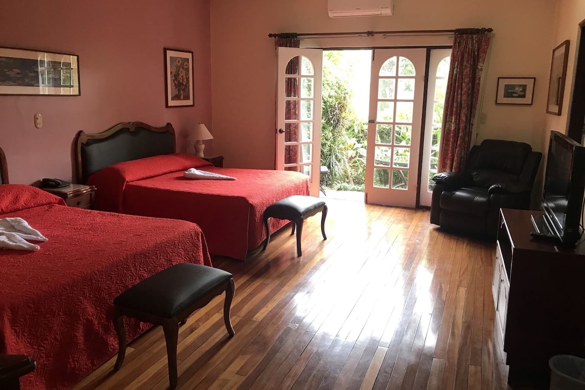 Deluxe-enkeltværelse - 2 queensize-senge - terrasse - udsigt til have | 1 soveværelse, premium-sengetøj, dundyner, pengeskab på værelset