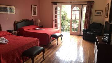 Habitación individual Deluxe, 2 camas Queen size, patio, vista al jardín | Ropa de cama de alta calidad y edredón