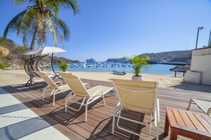 In Strandnähe, Liegestühle, Sonnenschirme, Strandtücher