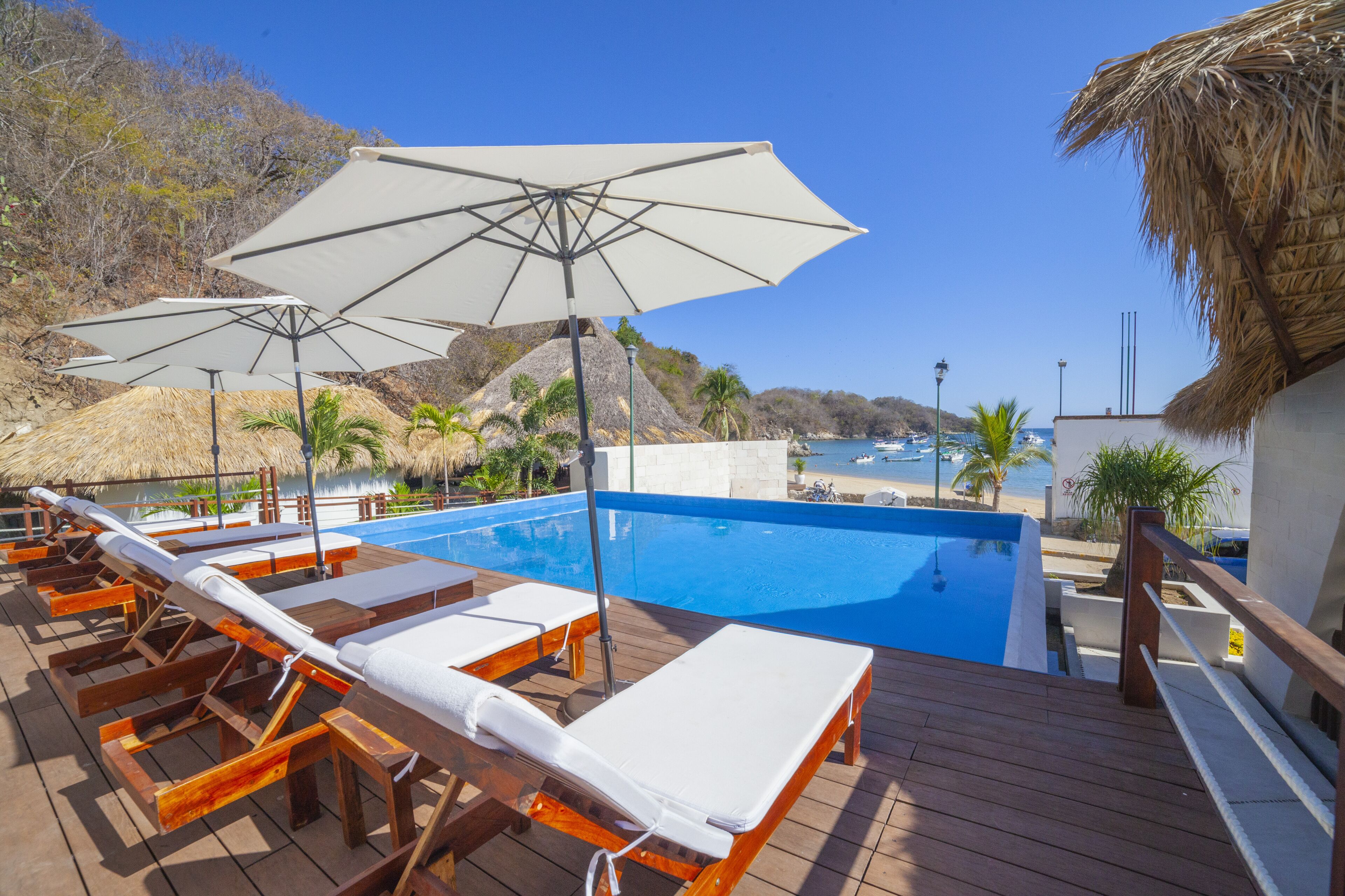 Beach nearby, sun-loungers, beach umbrellas, beach towels