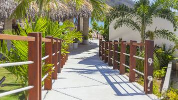 Tæt på stranden, liggestole, parasoller, badehåndklæder