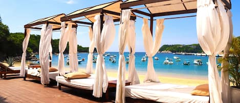 Playa en los alrededores, camastros, sombrillas y toallas de playa