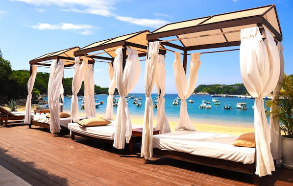 Beach nearby, sun-loungers, beach umbrellas, beach towels - Hotel Marina Resort & Beach Club (Santa María Huatulco)