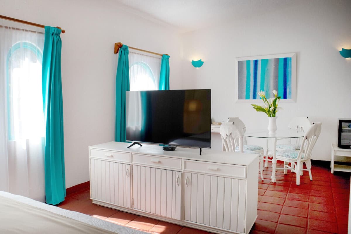 2 bedrooms, premium bedding, in-room safe, blackout drapes