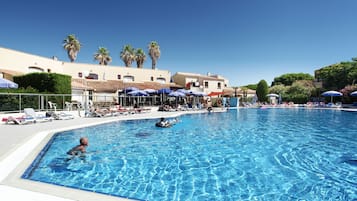 Una piscina al aire libre de temporada