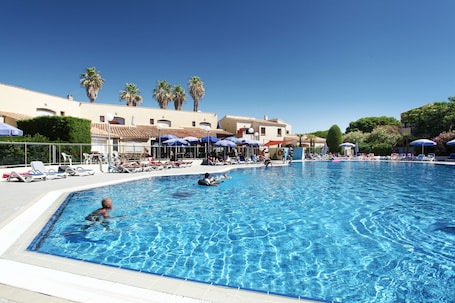 Una piscina al aire libre de temporada. Odalys Résidence Saint Loup