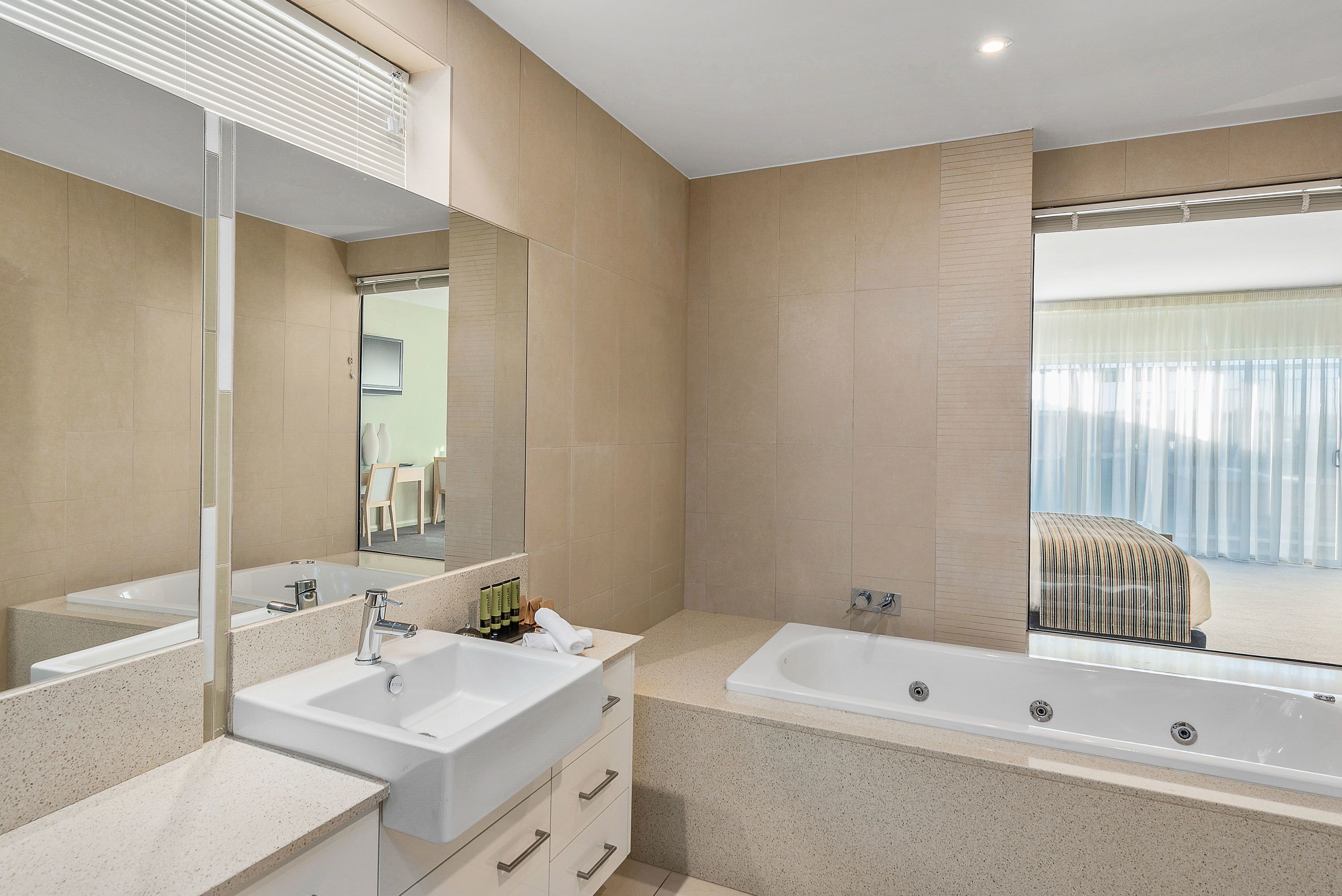 deluxe room | bathroom | towels