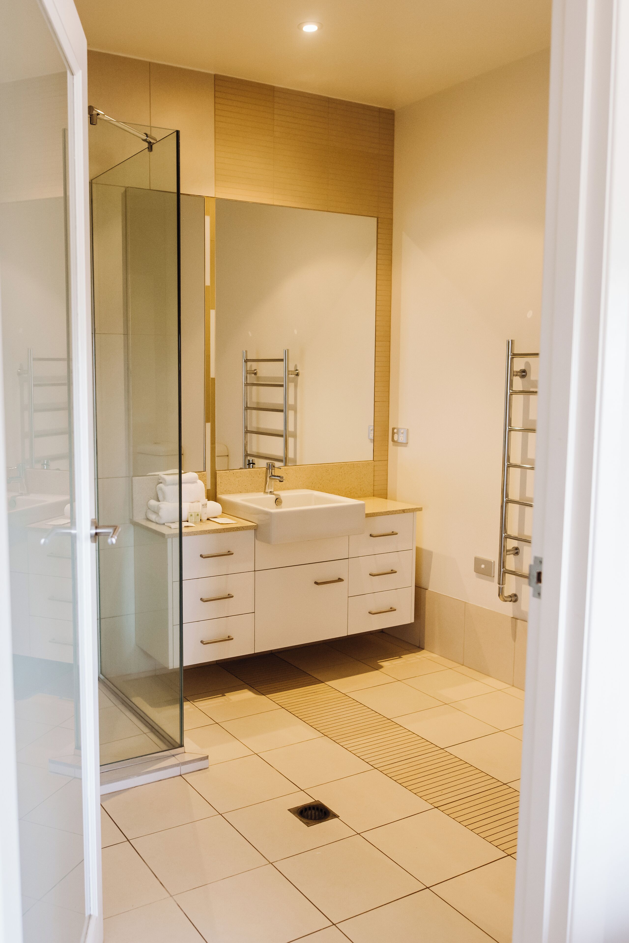 deluxe hotel room | bathroom | towels