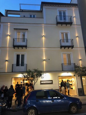 Vista frontal de la propiedad