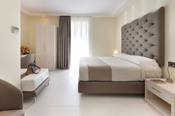 Habitación triple junior, 1 habitación | Sábanas italianas Frette, ropa de cama de alta calidad y edredón 