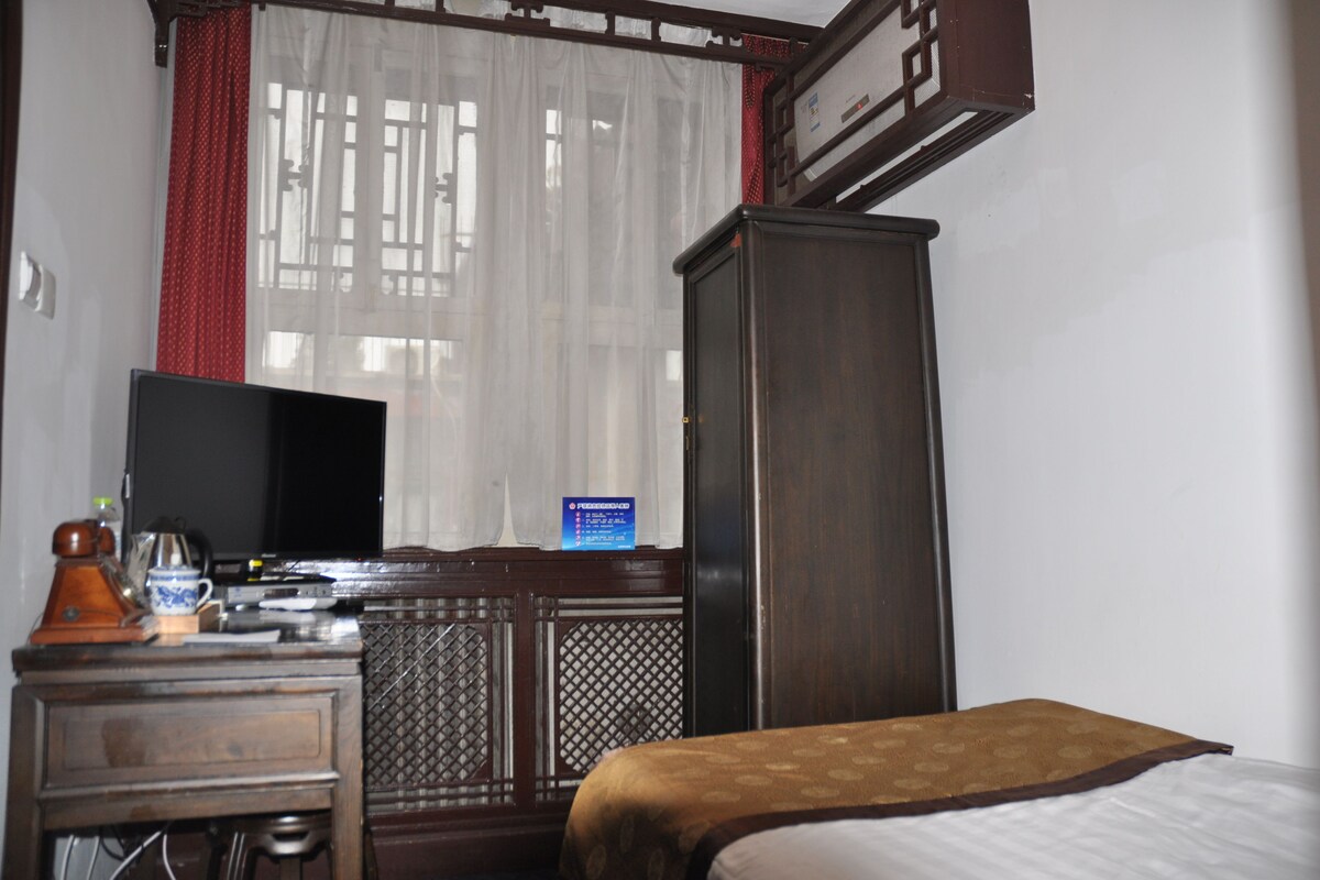 Single Room | In-room safe, rollaway beds (surcharge), WiFi (free)