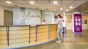 A reception desk with a wooden counter and a sign that reads "Belambra Clubs". - Belambra Clubs Trégastel - Le Castel Sainte Anne (Tregastel)