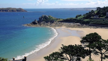 Una spiaggia nelle vicinanze
