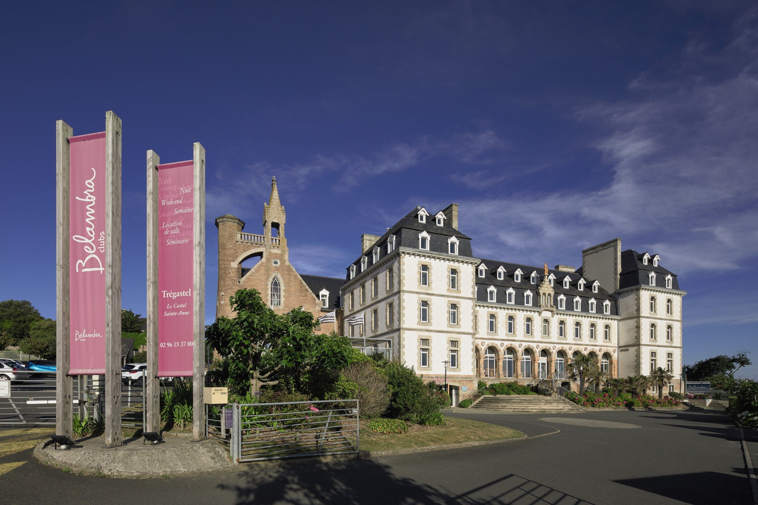 Ein großes, historisches Gebäude mit einem markanten Turm und zahlreichen Fenstern.
