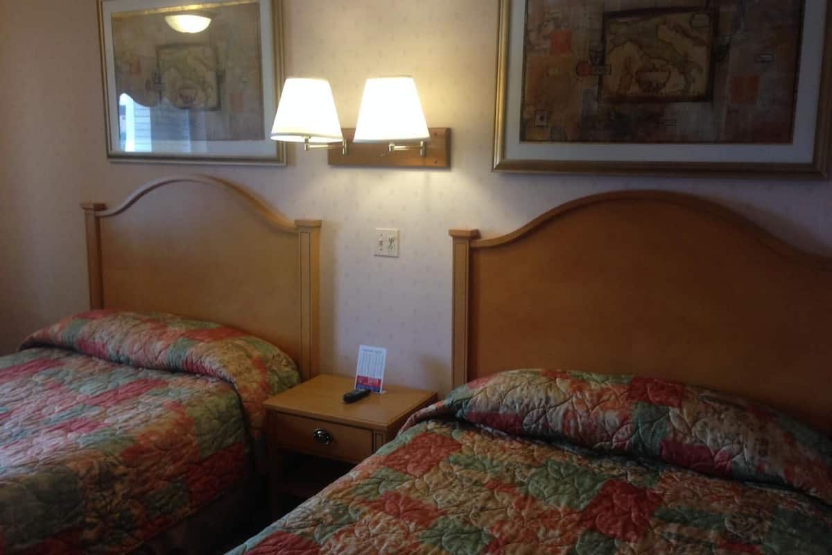 Phòng Deluxe, 2 giường cỡ queen | Trang trí khác biệt, trang bị nội thất với thiết kế riêng biệt, bàn