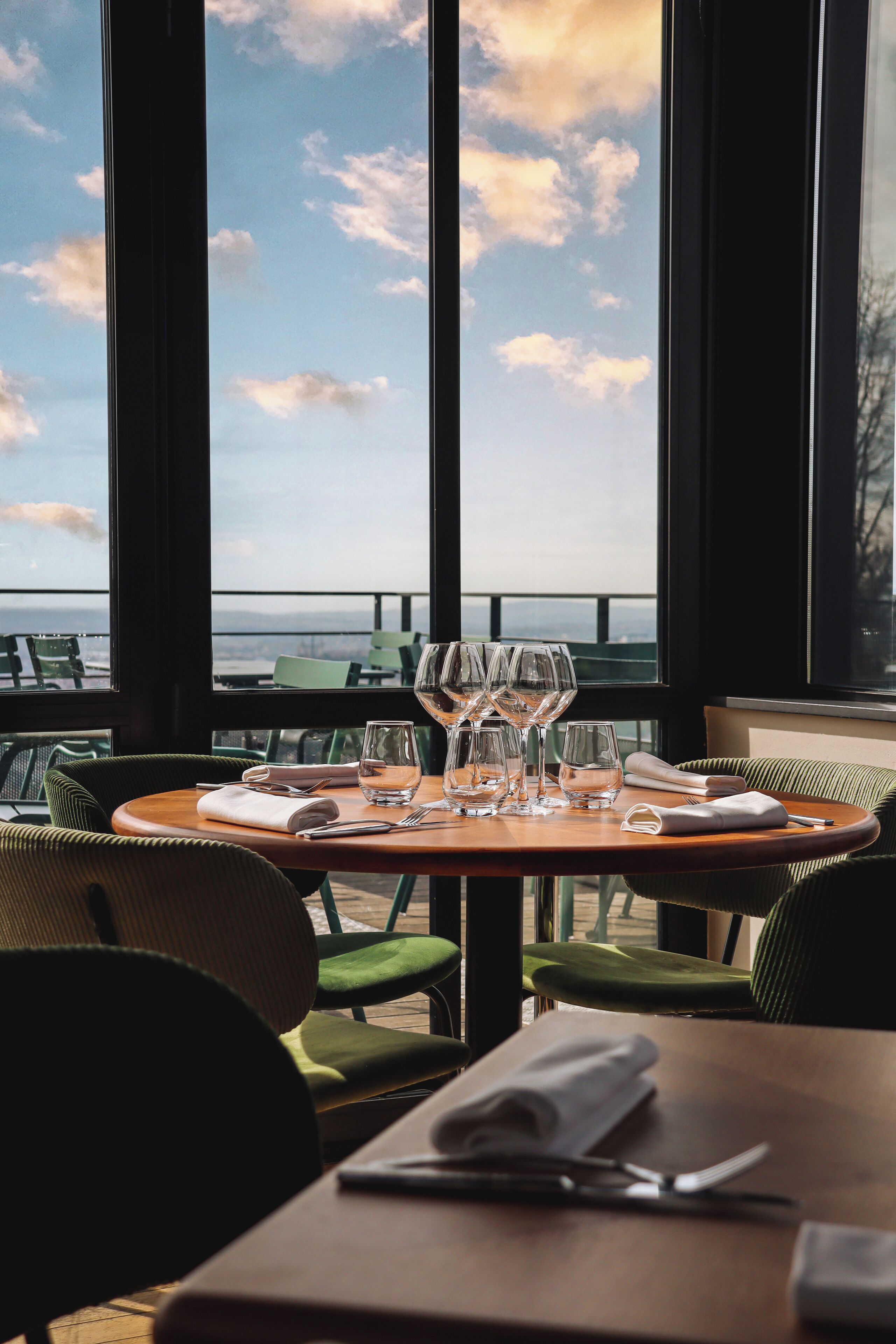 Melayani sarapan, makan siang, makan malam; sajian masakan lokal 