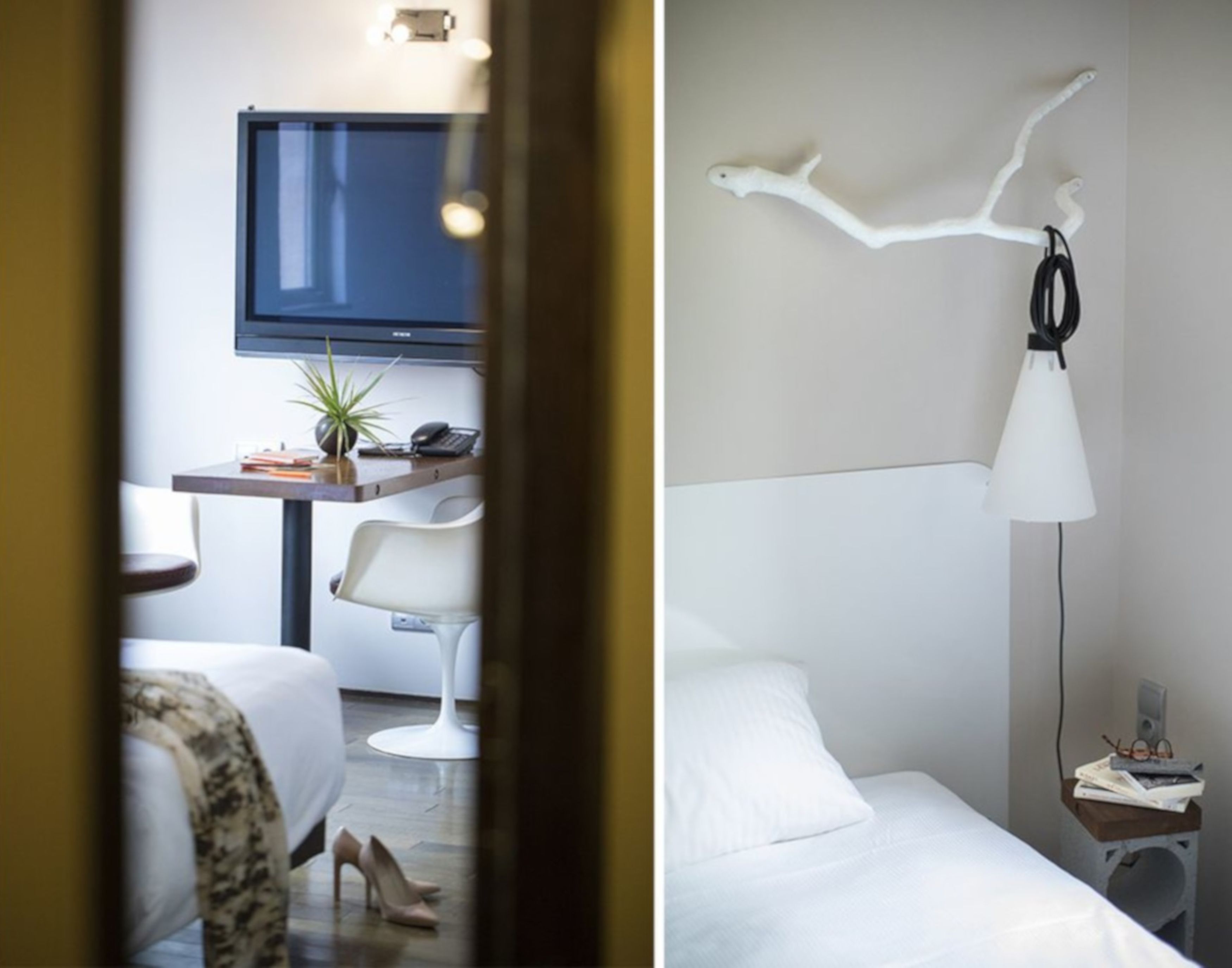 Una habitación de hotel con cama, escritorio, computadora, silla y lámpara.