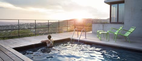 Una piscina al aire libre, tumbonas