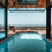 Una piscina al aire libre, tumbonas