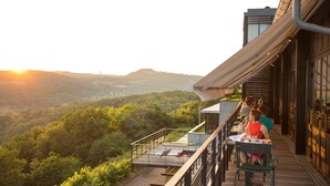 A balcony with a view of a mountainous landscape during sunset. - L'Ermitage Hôtel Cuisine-à-Manger (Saint-Cyr-au-Mont-d'Or)