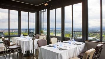 Petit déjeuner, déjeuner et dîner servis sur place