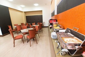 Serveert ontbijt, lunch, diner, internationale gerechten 
