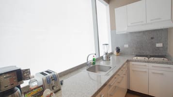 Cafetera y tetera, refrigerador, microondas y lavavajillas